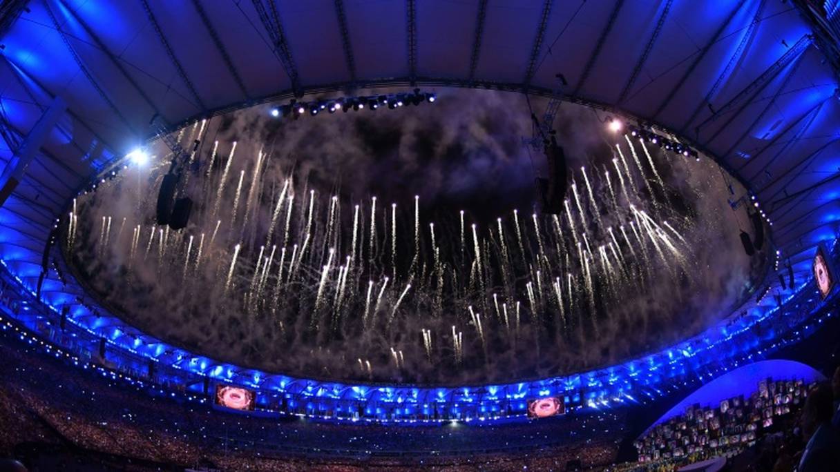 Feu d'artifice au stade Maracana lors de la cérémonie d'ouverture, le 5 août 2016 à Rio.
