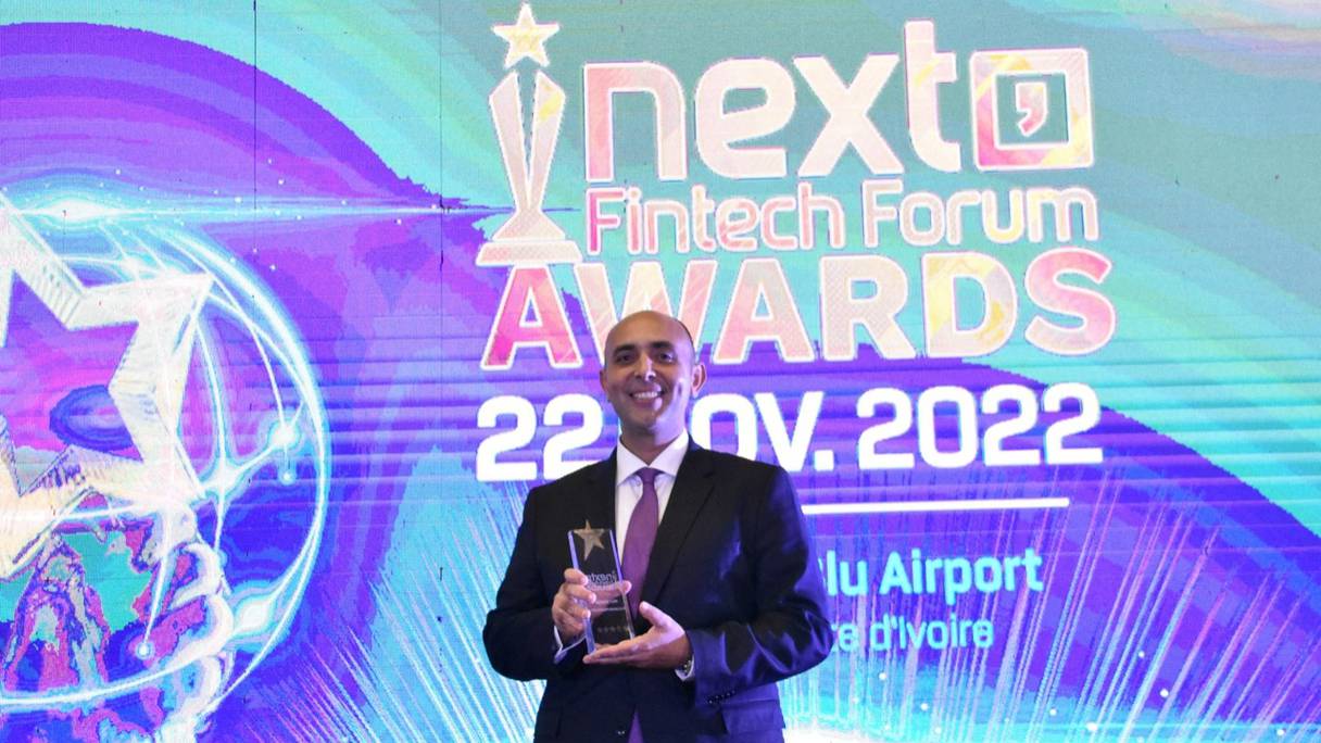 Mehdi Khandid, CEO d'inwi money, tient le trophée reçu au cours de la cérémonie de remise du Prix de l’inclusion financière au Next Fintech Forum, à Abidjan, en Côte d'Ivoire, le 23 novembre 2022. 
