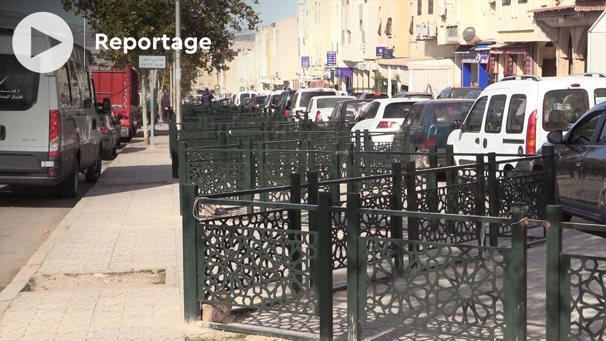 A Fès, des barrières autour des passages piétons de la rue Sefrou font polémique, en ce mois de janvier 2022.
