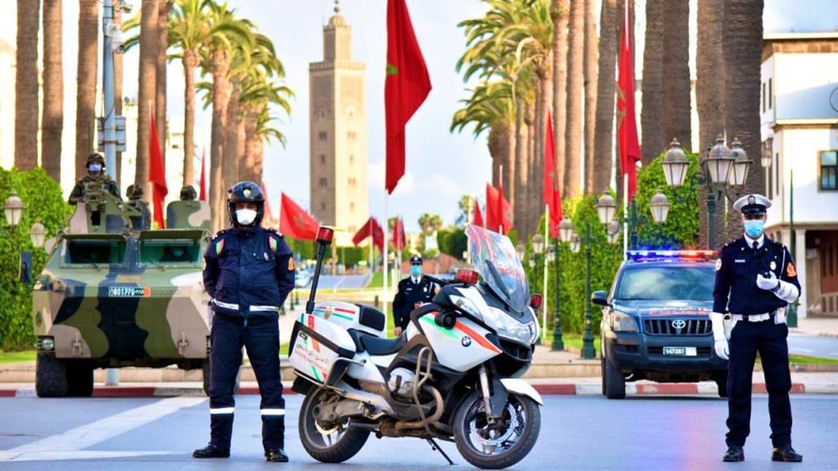 Les forces de l'ordre déployées pour faire respecter l'état d'urgence sanitaire, ici à Rabat.
