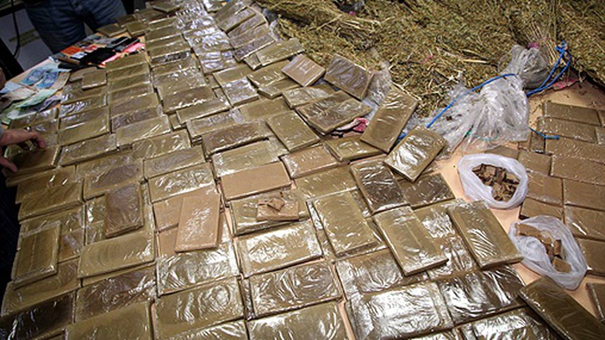 Les sept tonnes de drogue, dissimulées dans des produits et biens, étaient destinées à un pays africain.

