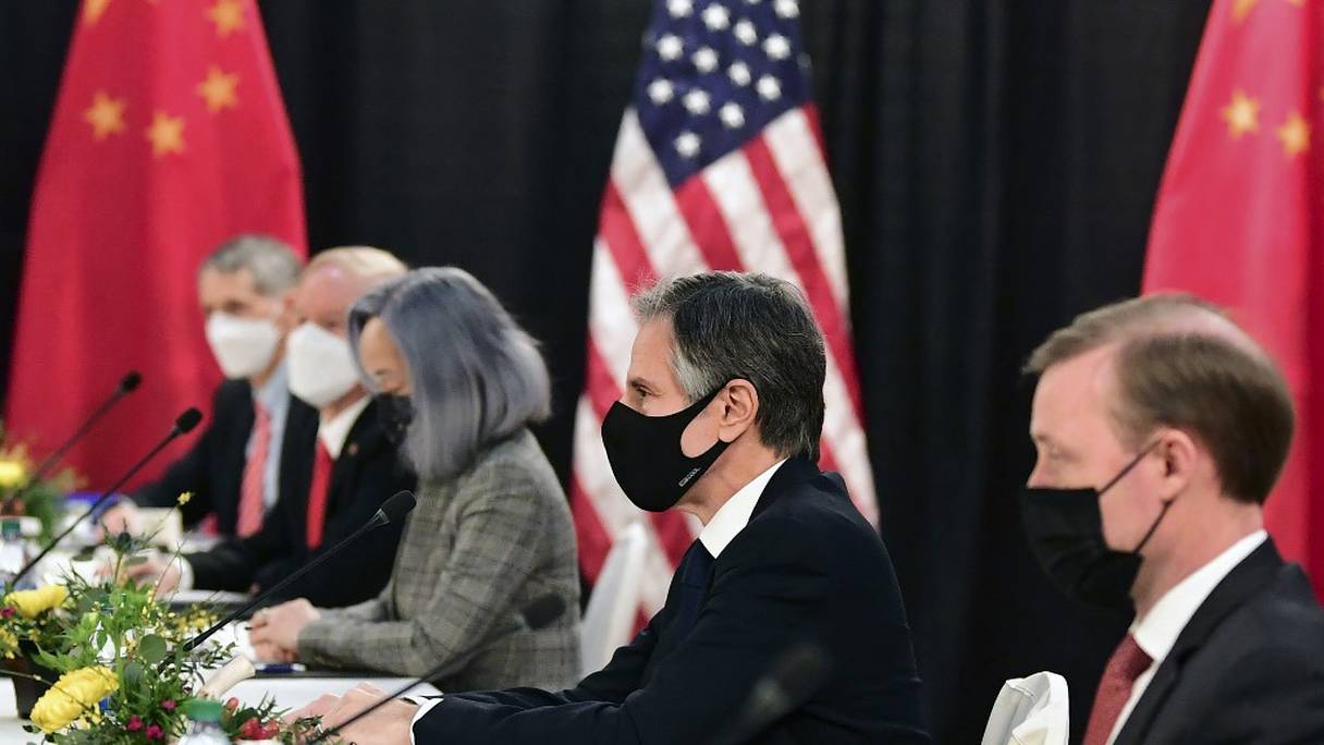 Pourparlers à Anchorage, en Alaska, entre la délégation américaine et son alter ego chinoise, le 18 mars 2021. Le secrétaire d'Etat Antony Blinken (au centre), est ici aux côtés du conseiller américain à la sécurité nationale Jake Sullivan (à droite).
