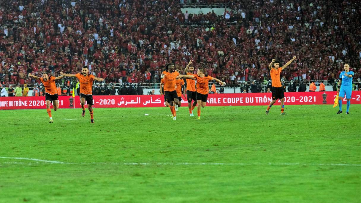 Les joueurs de la Renaissance de Berkane célèbrent la victoire contre le Wydad de Casablanca en finale de la Coupe du Trône de football, le 28 juillet 2022.
