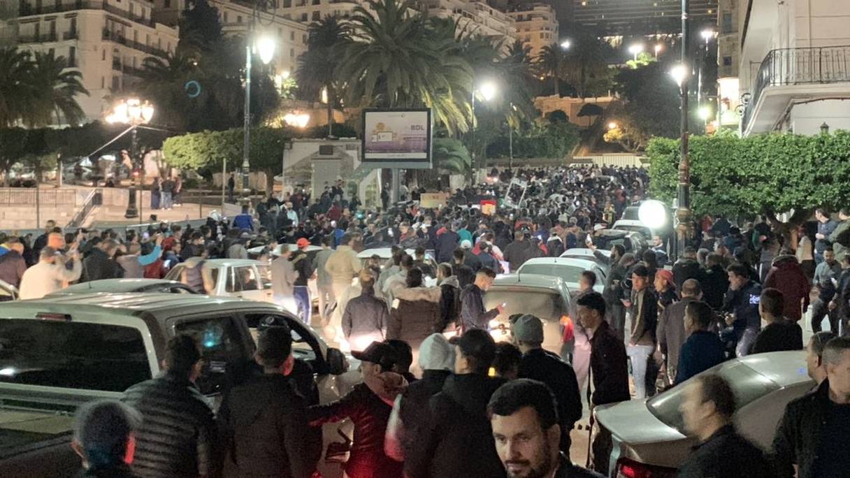 Les Algériens dans les rues de la capitale après l'annonce du nouveau gouvernement, dimanche 31 mars 2019 dans la nuit.
