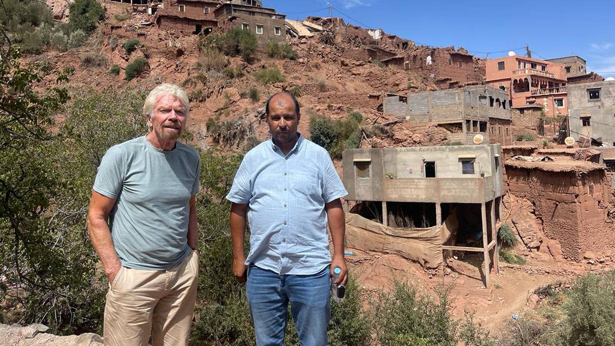 Le milliardaire britannique Richard Branson, devant un village du Haouz frappé par le séisme du 8 septembre.