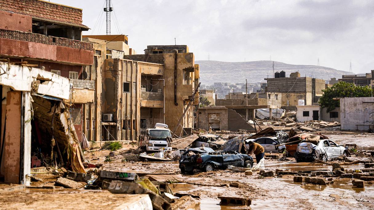 Dans une rue de Derna, en Libye, après le passage de la tempête Daniel, le 11 septembre 2023.