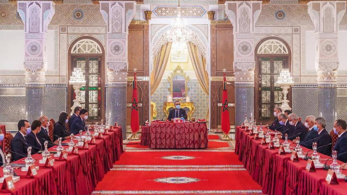 Le roi Mohammed VI préside un Conseil des ministres, le 17 octobre 2021 au Palais royal de Fès.
