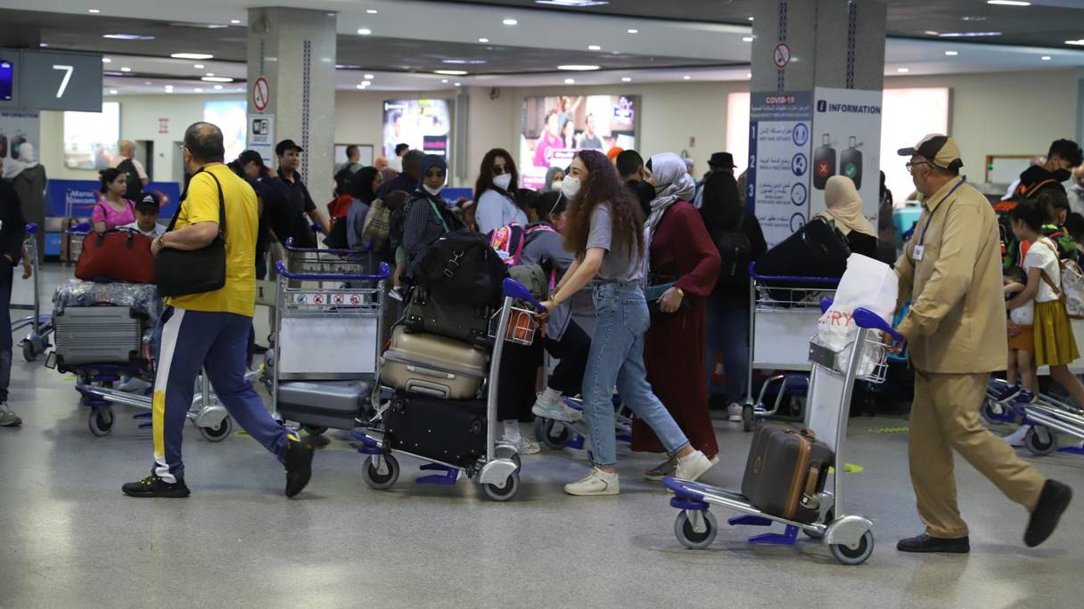 Des passagers à l’aéroport Casablanca-Mohammed V.
