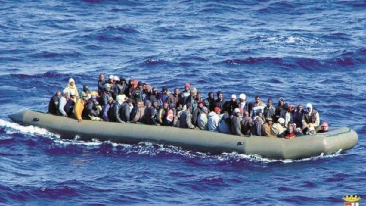 Des migrants clandestins à bord d'une embarcation pneumatique. 
