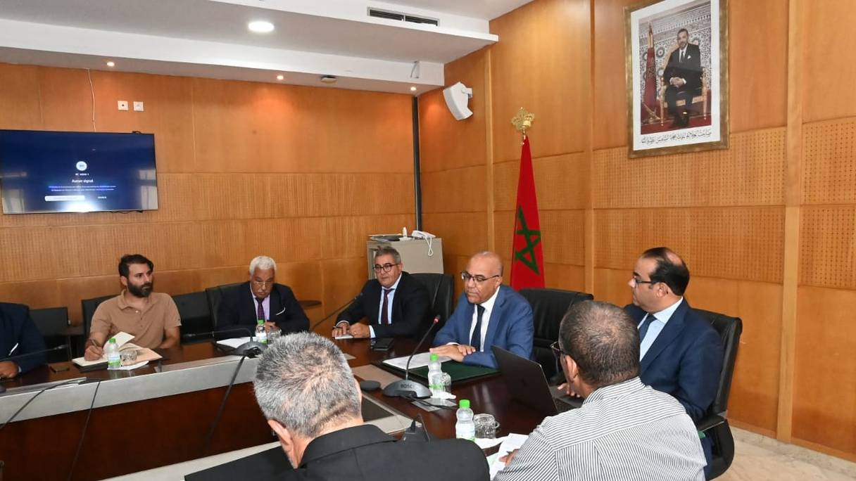 Lors d'une réunion entre les représentants des étudiants marocains de retour d'Ukraine et Abdellatif Miraoui, ministre de l'Enseignement supérieur. 
