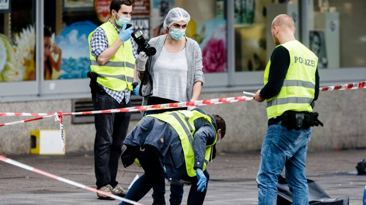 Des inspecteurs de la police relèvent des indices après une attaque meurtrière au couteau, le 28 juillet 2017 à Hambourg, en Allemagne.
