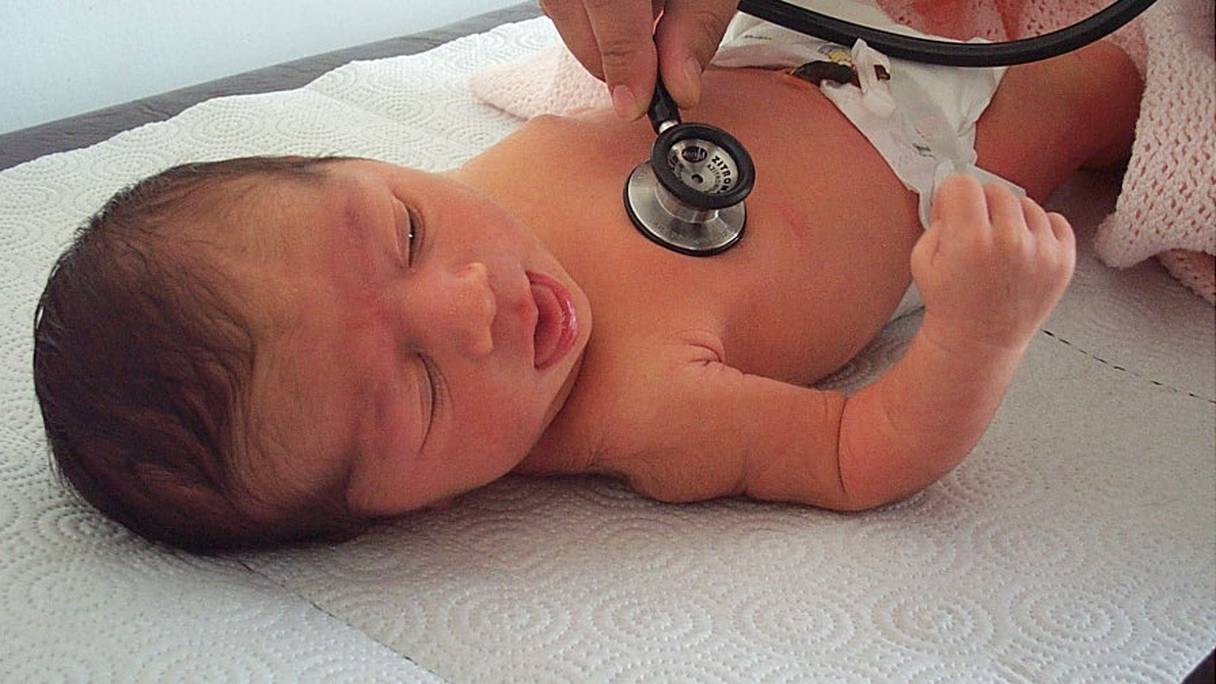 Examen pédiatrique d'un nouveau-né. 
