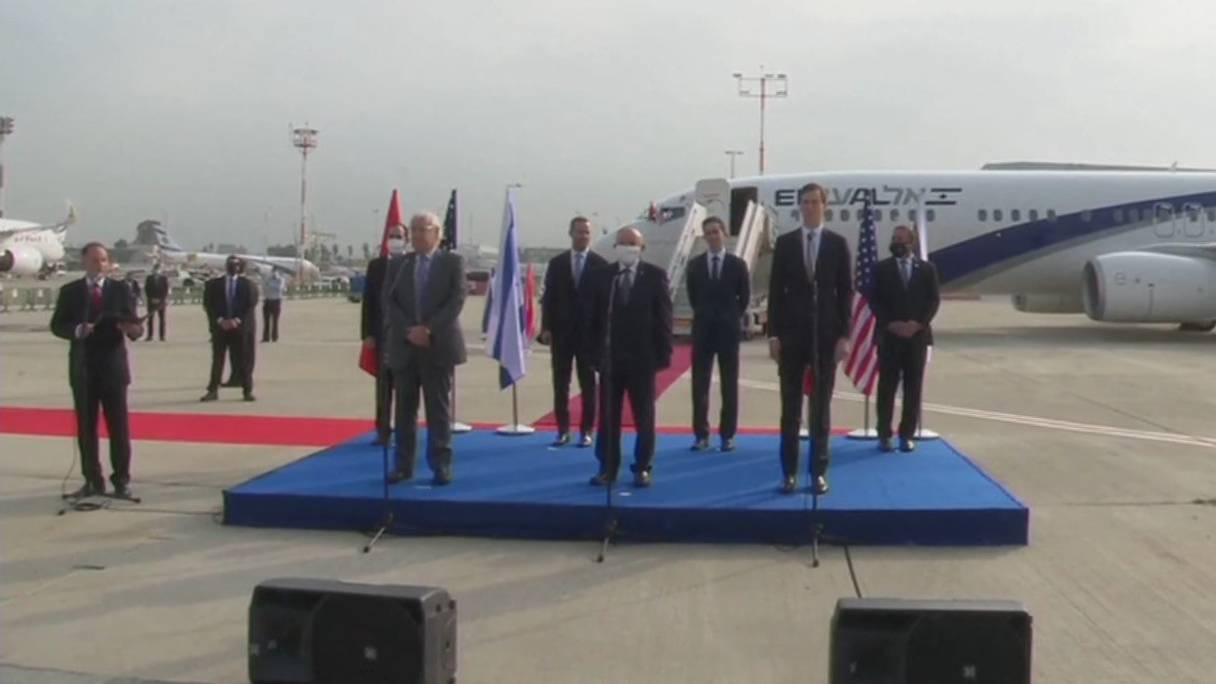 Des membres de la délégation israélo-américaine sur le tarmac de l'aéroport Ben Gourion de Tel Aviv, avant l'embarquement à bord du premier vol direct entre Tel Aviv et Rabat, le 22 décembre 2020. 
