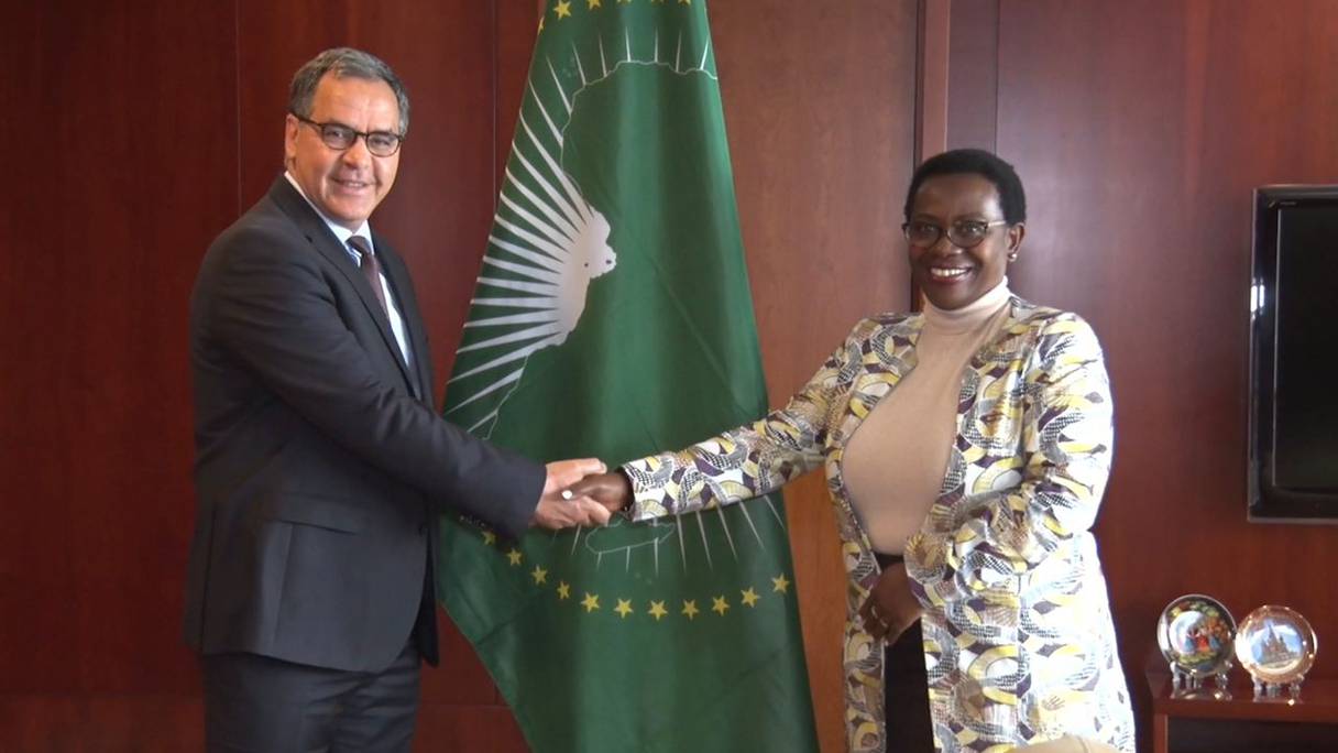 Lors de la rencontre entre l’ambassadeur, représentant permanent du Maroc auprès de l’Union africaine et la CEA-ONU, Mohamed Arrouchi, et la vice-présidente de la Commission de l'UA, Monique Nsanzabaganwa, jeudi 20 avril 2023 à Addis-Abeba.
