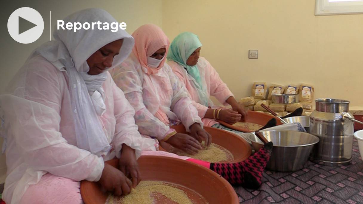 Orge, blé dur, couscous à base d'un mélange de céréales et d’herbes aromatiques... Les femmes de la coopérative Bounqab proposent leur production au Maroc, mais aussi à l'étranger. 

