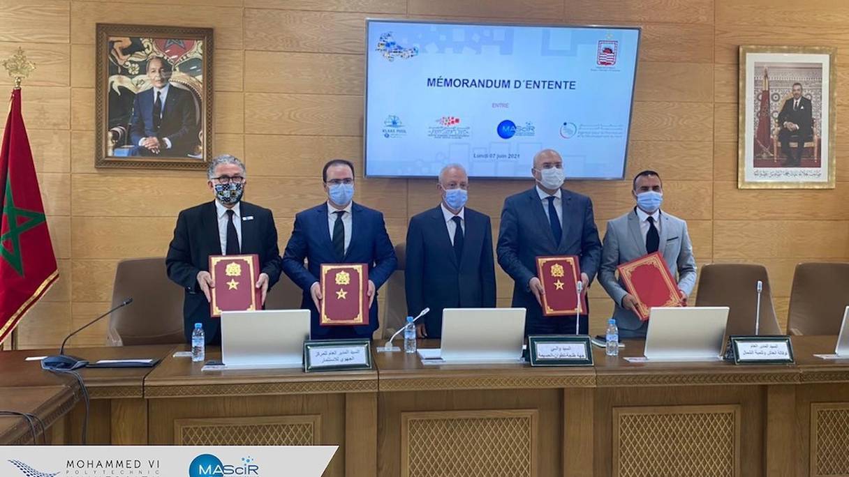 A l'issue de la cérémonie de signature du mémorandum d’entente entre le CRI de tanger-Tétouan-Al Hoceïma, l’Agence du Nord, MAScIR et Klaas Puul, le 7 juin 2021, à Tanger. 
