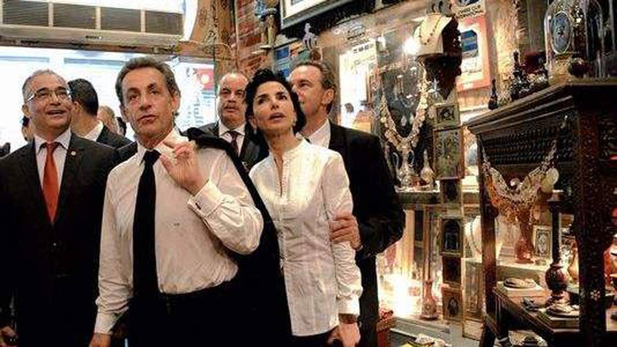 Nicolas Sarkozy se baladant dans les bazars de Tunis, avec ses compagnons de route et de combat dont la Franco-marocaine Rachida Dati (ex-Garde des sceaux).
