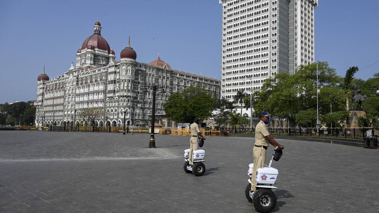 Des policiers montent la garde en Segway dans une zone déserte près du Taj Mahal lors d'un reconfinement imposé tout au long du week-end, en raison de l'augmentation des cas de Covid-19 à Bombay, en Inde, le 10 avril 2021.
