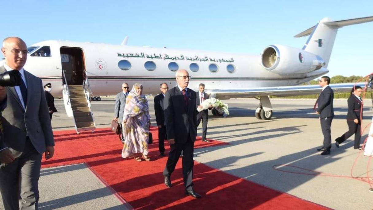 Arrivée du chef du Polisario, Brahim Ghali, vendredi 26 août 2022 à Tunis, à bord de l'avion présidentiel algérien.
