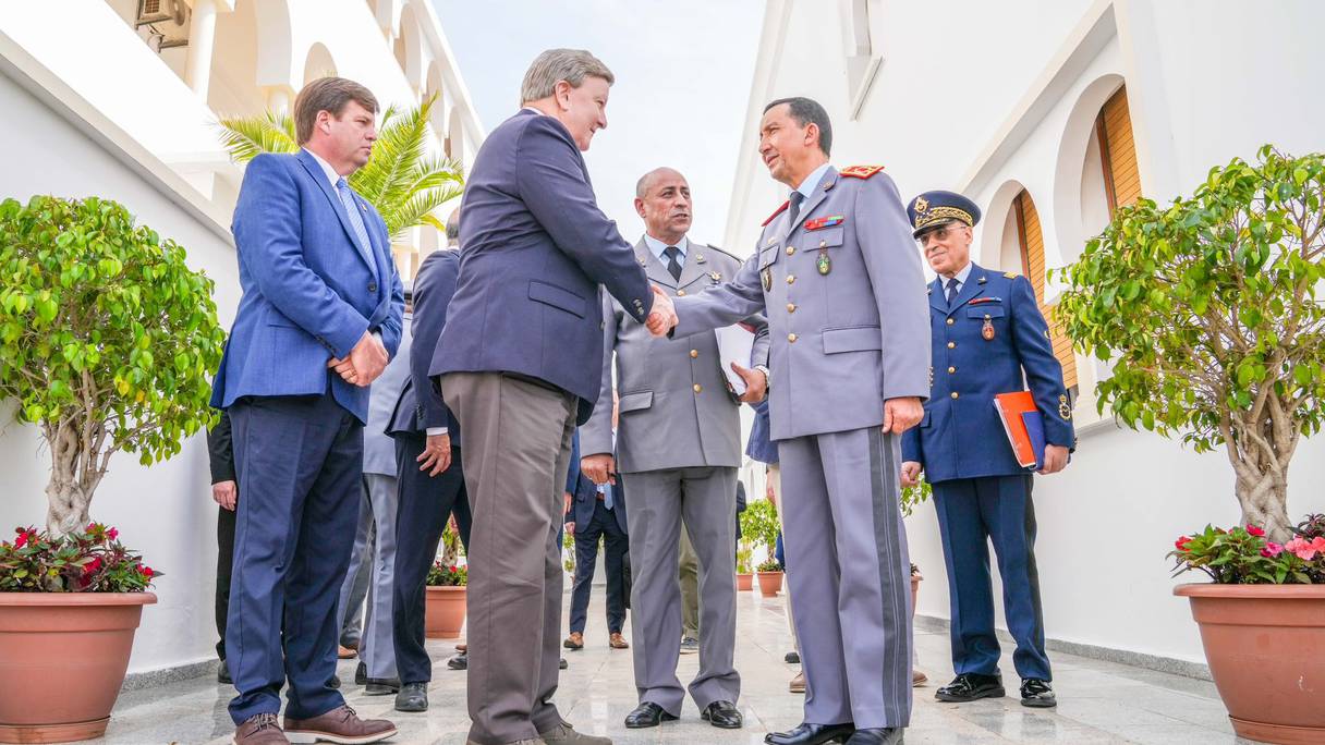 Lors de la rencontre, vendredi 5 mai 2023 à Rabat, entre l'Inspecteur général des FAR, Mohamed Berrid, et des congressmen américains.