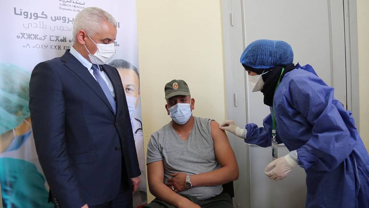 Le ministre de la Santé, Khalid Ait Taleb, en visite à une station de vaccination à Bir Gandouz, relevant de la province d'Aousserd, dans le cadre du suivi du déroulement de la campagne nationale de vaccination contre le Covid-19.
