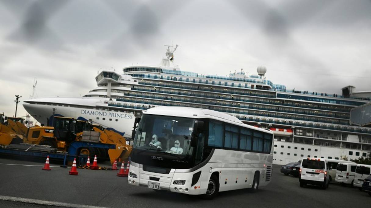 Les passagers font partie des plus de 300 personnes évacuées dimanche soir du navire-amarré au large de la ville portuaire japonaise de Yokohama- et qui ont été transportées par avion vers des bases militaires aux États-Unis.
