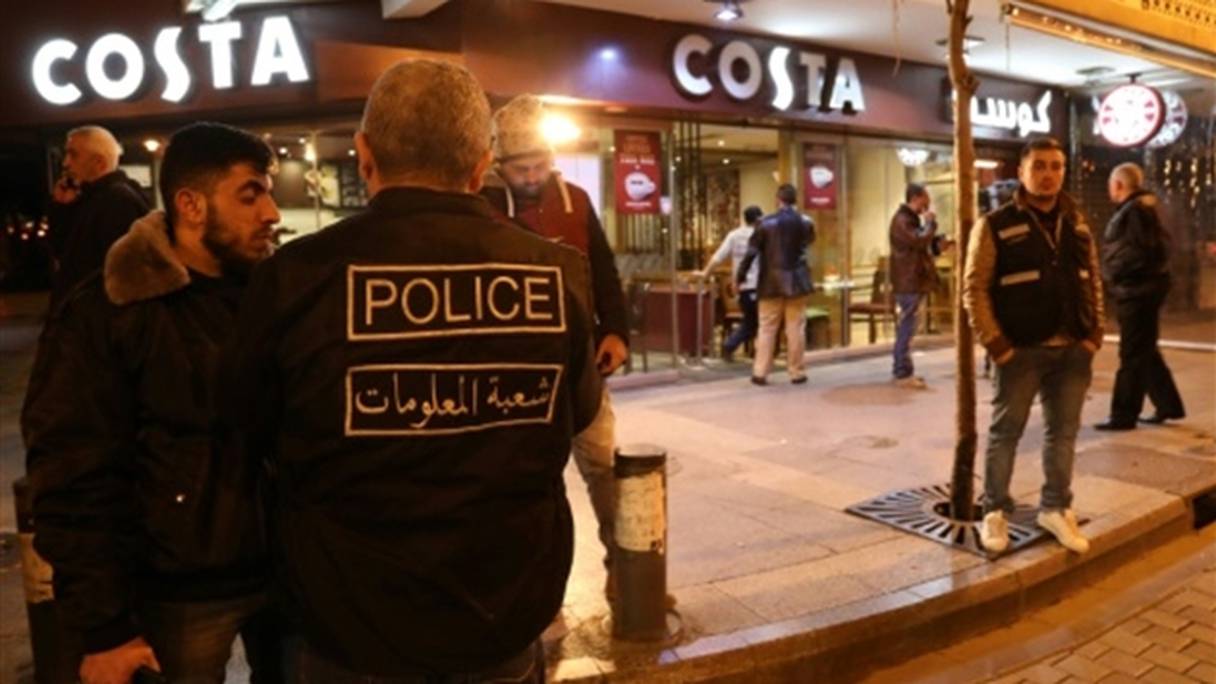La police sécurise le périmètre autour d'un café de la rue Hamra visé par le kamikaze. 
