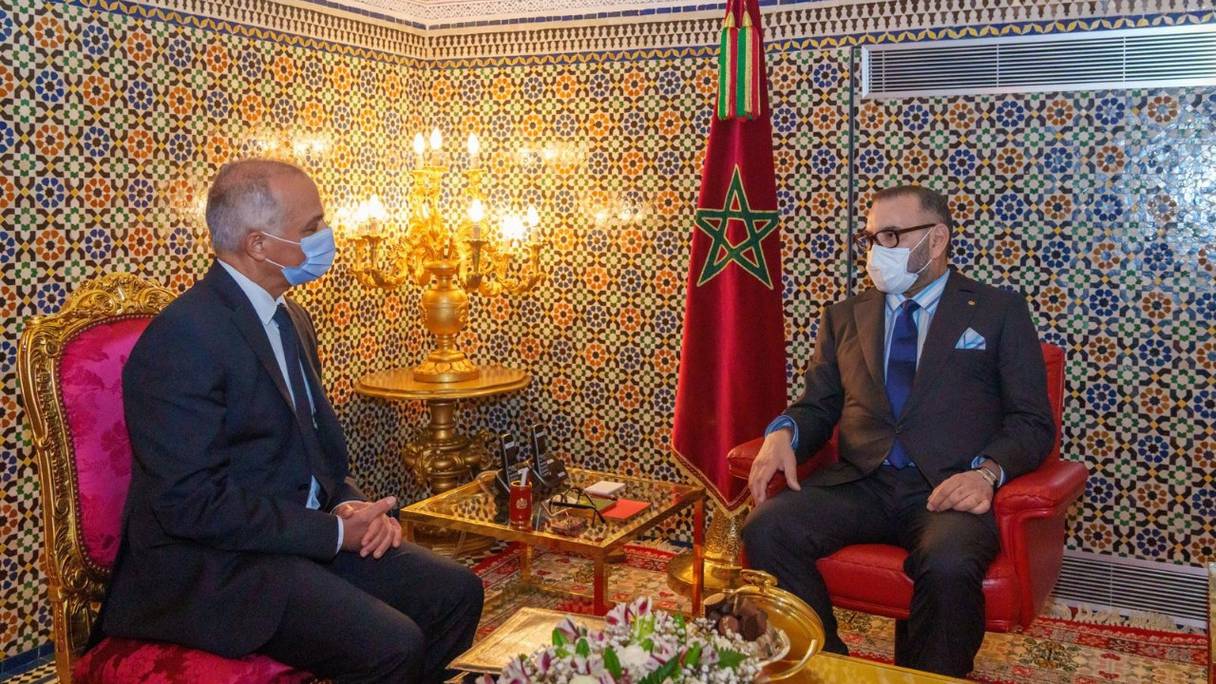 Le roi Mohammed VI recevant, mardi 25 mai 2021, au Palais Royal de Fès, Chakib Benmoussa, président du CSMD.
