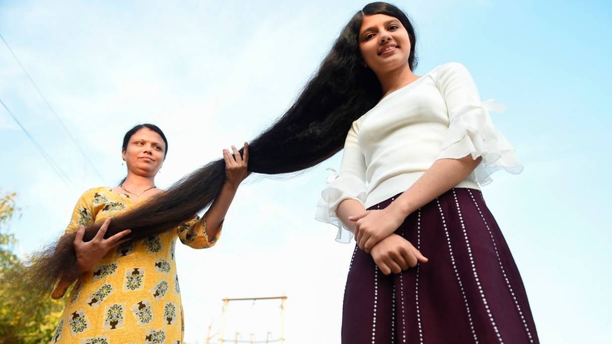 L'Indienne Nilanshi Patel a été désignée par le Guinness des records comme l'adolescente à la plus longue chevelure du monde. Elle est ici photographiée avec sa mère à Modasa, dans l'ouest de l'Inde, le 19 janvier 2020. 
