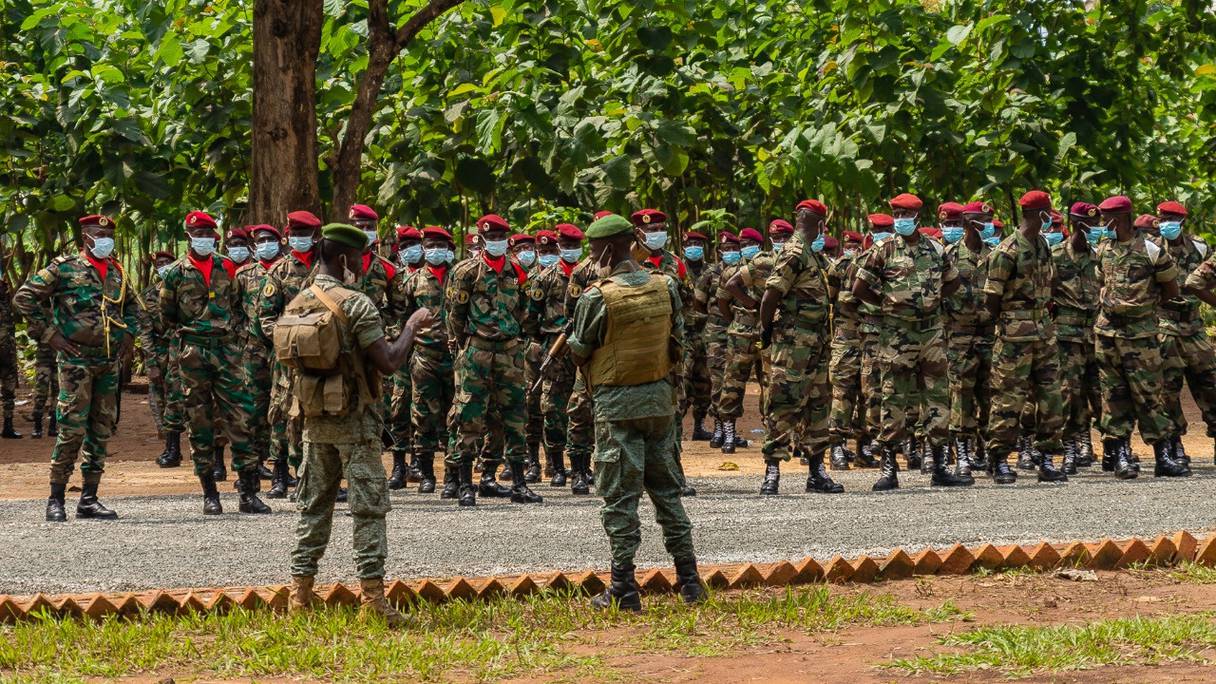 Des soldats des forces armées centrafricaines, ici lors d'un défilé militaire au Camp Kasaï, dans le contexte des célébrations du 61e anniversaire de l'indépendance du pays, à Bangui, le 13 août 2021.
