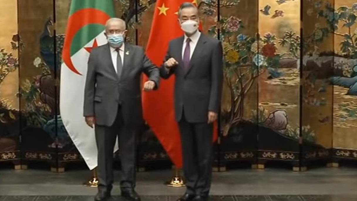 Le ministre des Affaires étrangères algérien, Ramtane Lamamra et son homologue chinois, Wang Yi, à Pékin, le 20 mars 2022.
