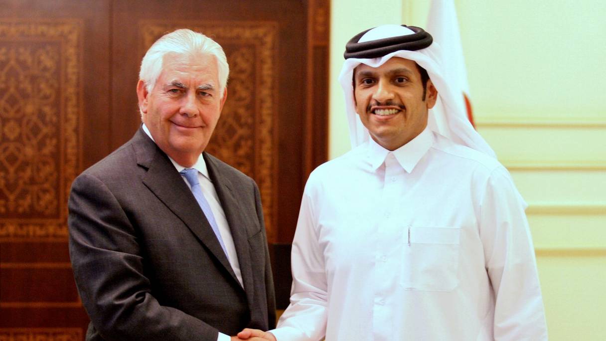 Le secrétaire d’État américain, Rex Tillerson, et le ministre qatari des Affaires étrangères, cheikh Mohamed ben Abderrahmane Al-Thani. 
