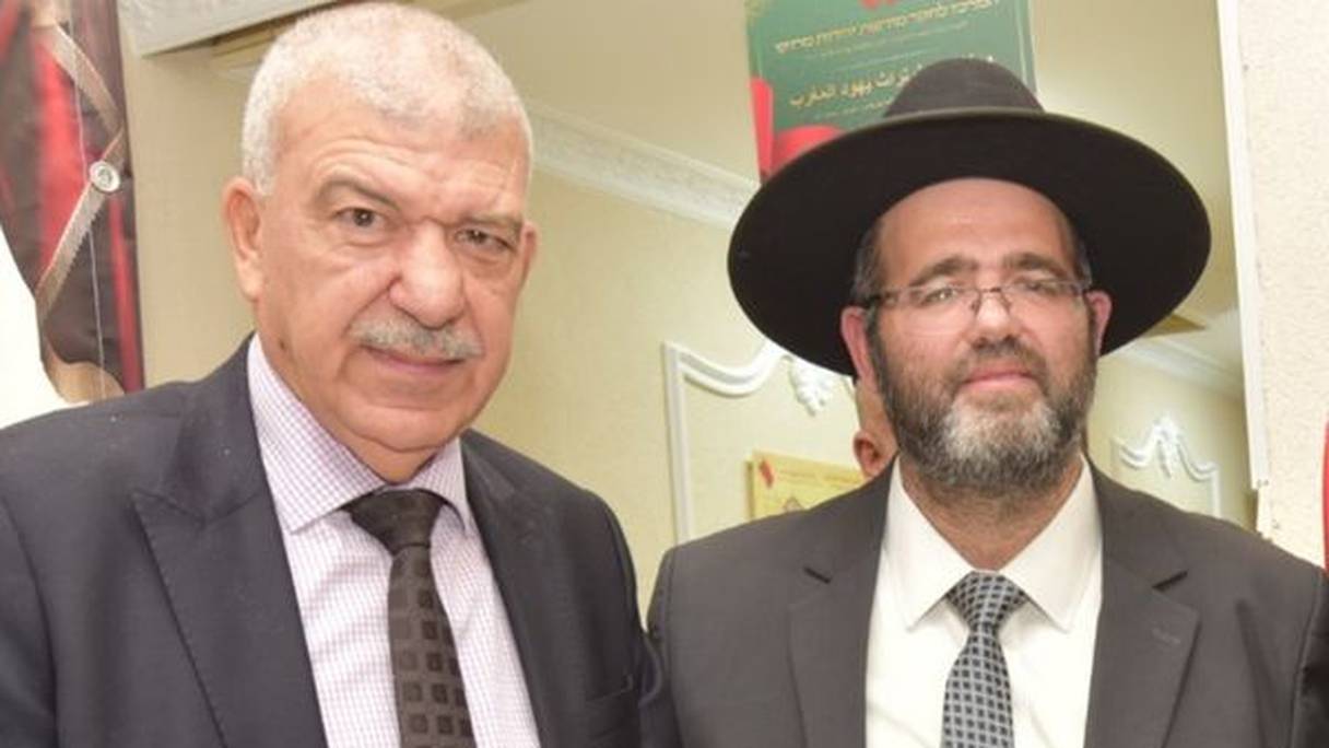 De G à D: le chef du bureau de liaison du Maroc en Israël, Abderrahim Bayoud, et le rabbin Chlomo Miyara, lors de l'inauguration du Centre pour la recherche sur l’héritage du judaïsme marocain, le 4 janvier 2023.
