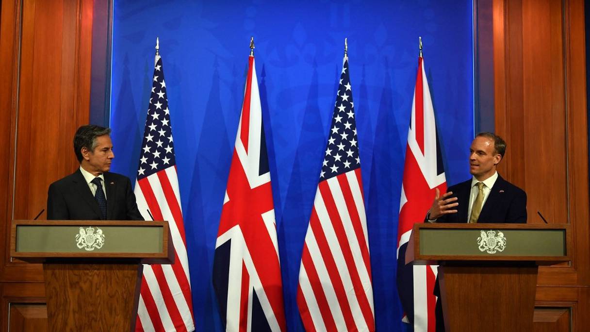 Le secrétaire d'Etat américain Antony Blinken et son homologue britannique Dominic Raab (à droite), après leur réunion bilatérale à Londres le 3 mai 2021, lors de la réunion des ministres des Affaires étrangères du G7. 
