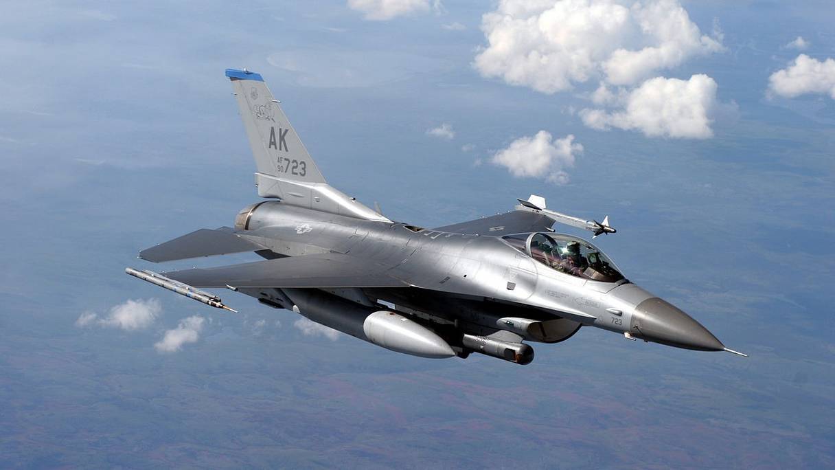Un F-16 Fighting Falcon du 18e Escadron de chasse se positionne au cours de l'exercice Red Flag en Alaska, aux Etats-Unis, le 20 juillet 2007.
