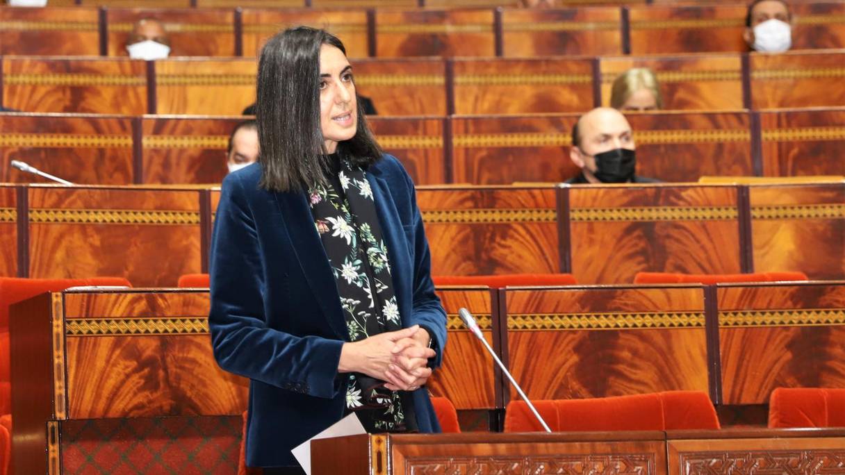 La ministre de l'Economie et des Finances, Nadia Fettah Alaoui, répondant à une question orale à la Chambre des représentants, le 10 janvier 2022, à Rabat. 

