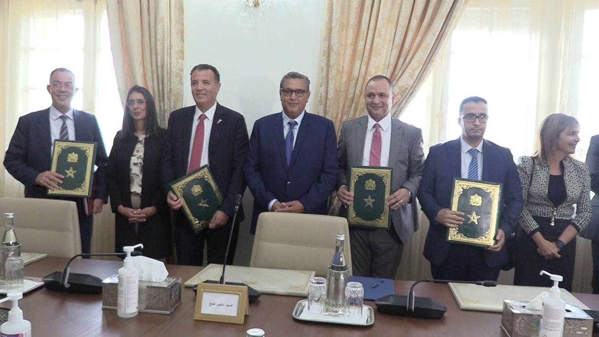 Ryad Mezzour, ministre de l'Industrie et du Commerce, et la Confédération générale des entreprises du Maroc ont lancé le programme Tatwir R&D et innovation et signé la convention sous la présidence du chef du gouvernement, Aziz Akhannouch, le 14 septembre à Rabat.
