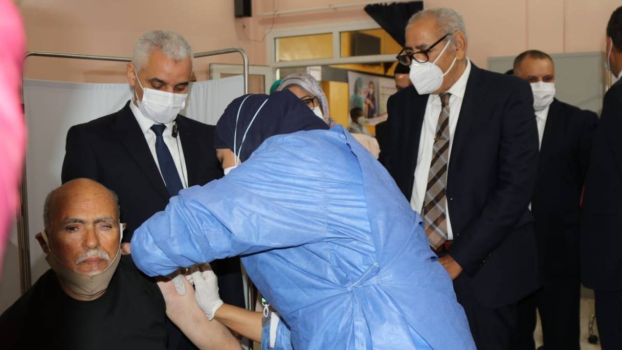 Un citoyen se fait vacciner à Dakhla, ce vendredi 12 mars, sous les yeux du ministre de la Santé, Khalid Aït Taleb.
