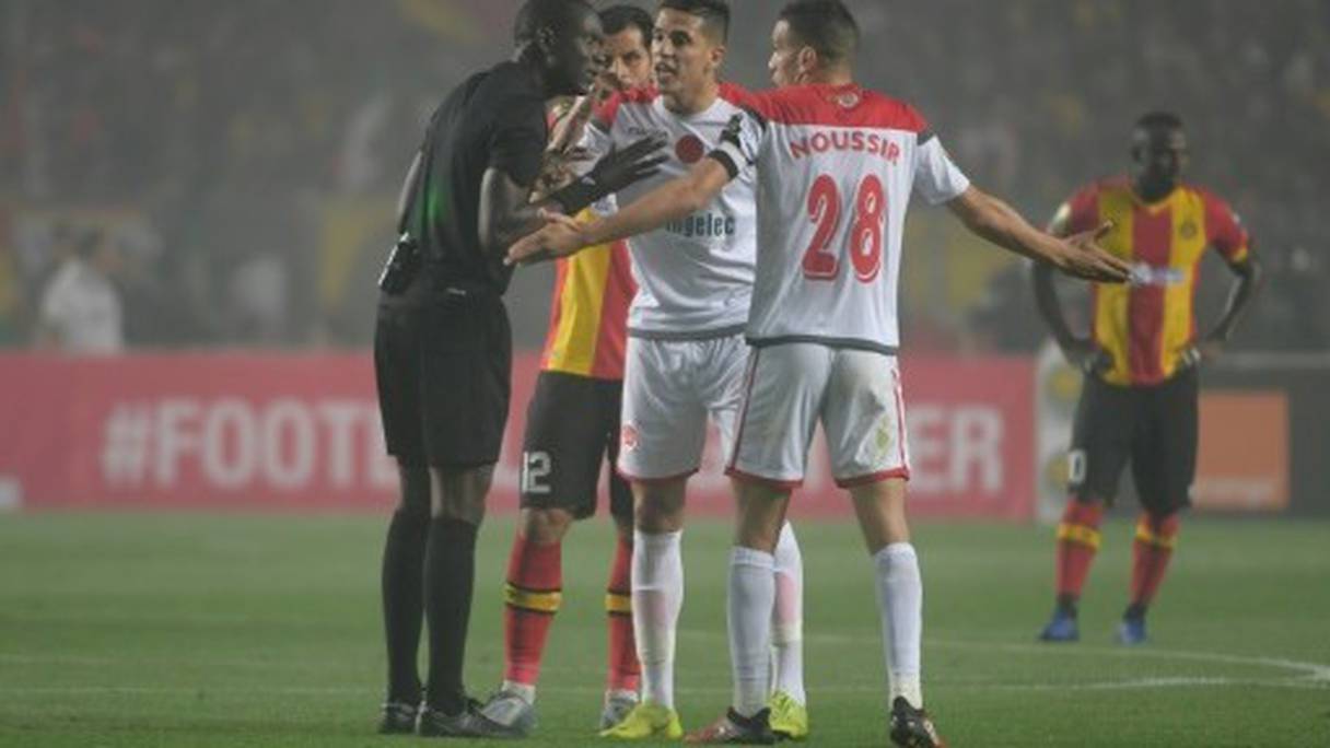Le capitaine du Wydad, Abdellatif Noussir, et son coéquipier Mohamed Nahiri, protestant contre l’absence de la VAR lors de la finale retour de Ligue des Champions 2019 face à l’Espérance de Tunis.
