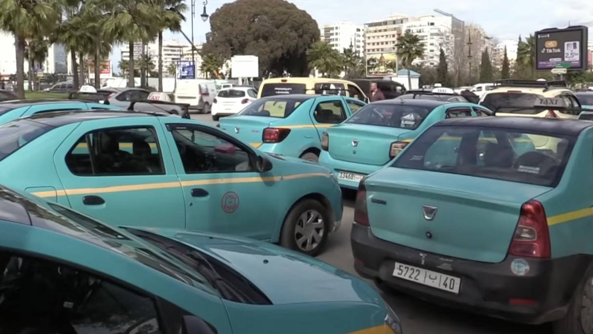 Des petits taxis à Tanger.
