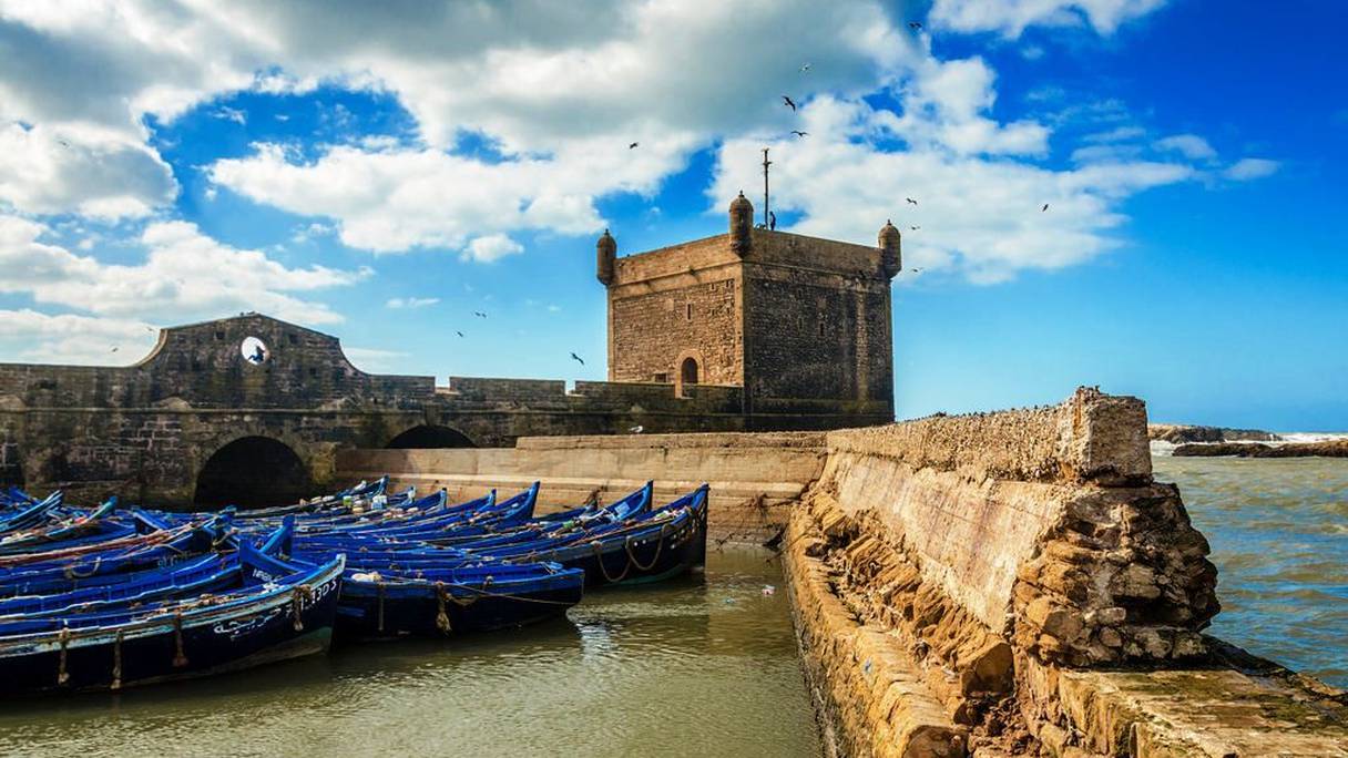 Essaouira. La véritable création de la ville ne date que de la seconde moitié du XVIIIe siècle. Devenu Sultan en 1757, Mohammed III choisit le site de Mogador afin d'y construire une ville et un port bien protégés, «Souira» («la petite forteresse»). 
