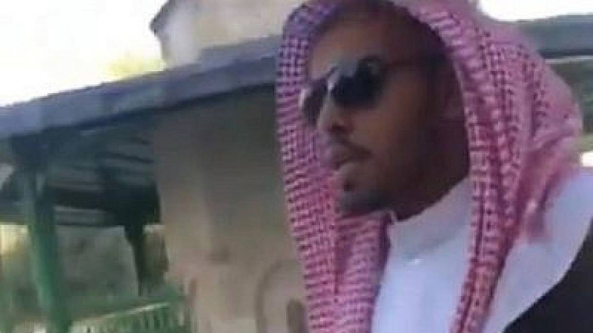 Le blogueur saoudien Mohammed Saoud, lors de son agression, lundi 22 juillet 2019, dans la vieille ville de Jérusalem (capture d'image vidéo). 
