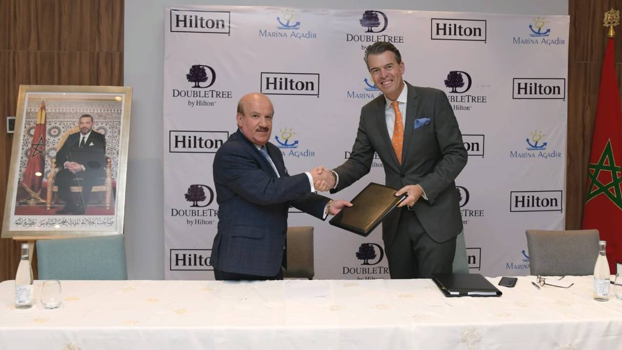 Jochem-Jan Sleiffer, président de la région Moyen-Orient et Afrique de Hilton Hotels & Resorts (à droite), et Zaid Ali, président de Marina Agadir. 
