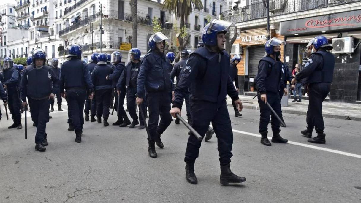 Vendredi 28 mai, Alger a été à nouveau assiégée par des milliers de policiers qui ont empêché la marche pacifique du Hirak.
