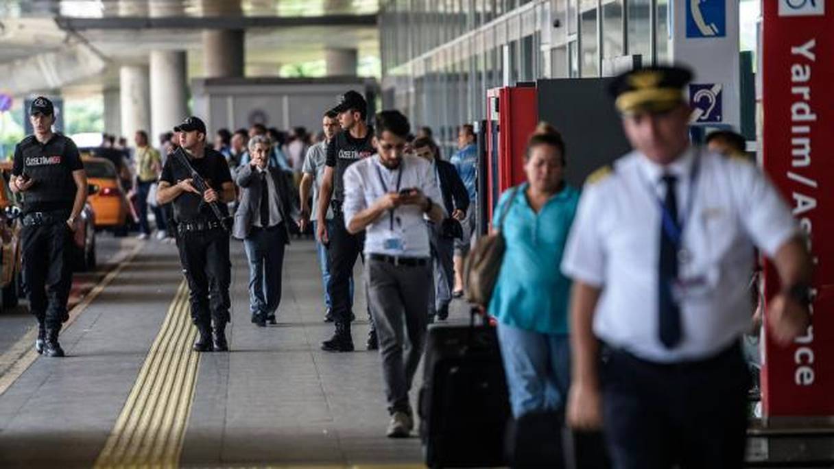 Deux personnes ont interpellées à l'entrée du terminal des départs internationaux. 
