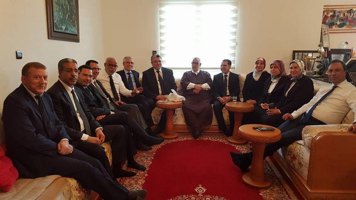 Les ministres du PJD et Saâd-Eddine El Othmani réunis chez Abdelilah Benkirane quelques instants après leur nomination par le roi Mohammed VI en avril 2017.
