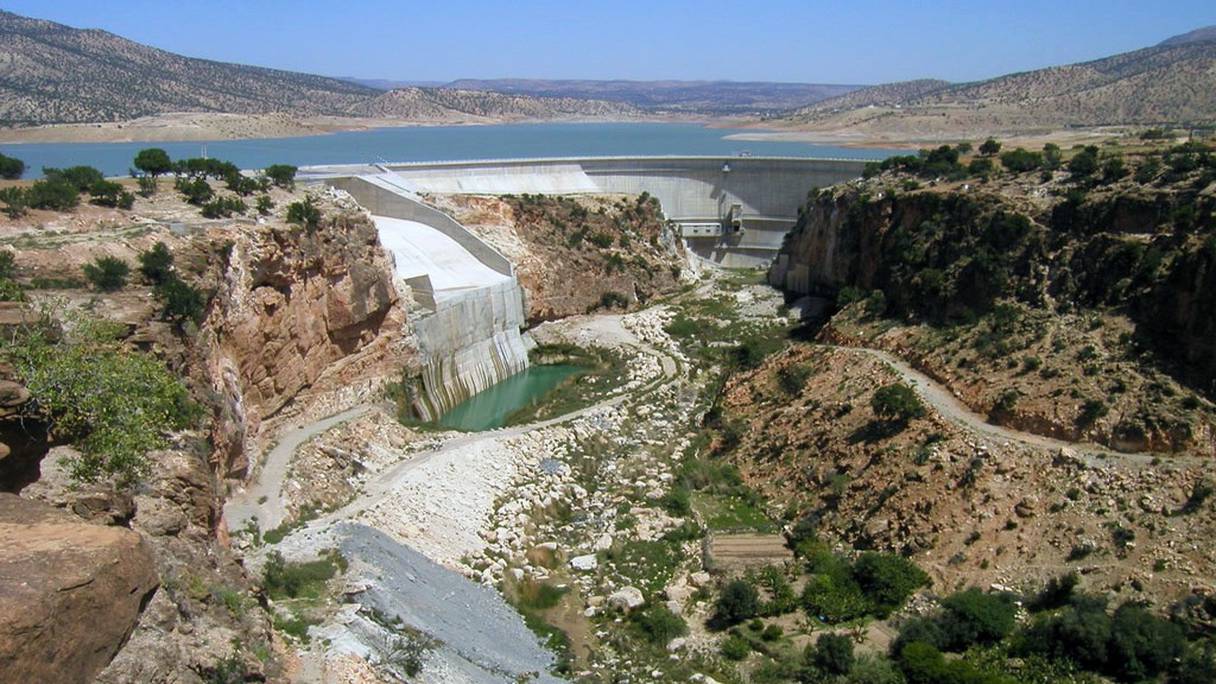 Le barrage Mokhtar Soussi, situé dans la commune rurale d’Aouzioua, à 100 km à l’est de Taroudant, a une capacité de 50 millions de m³. Il permet d'irriguer la production d’agrumes de cette région à vocation agricole. 
