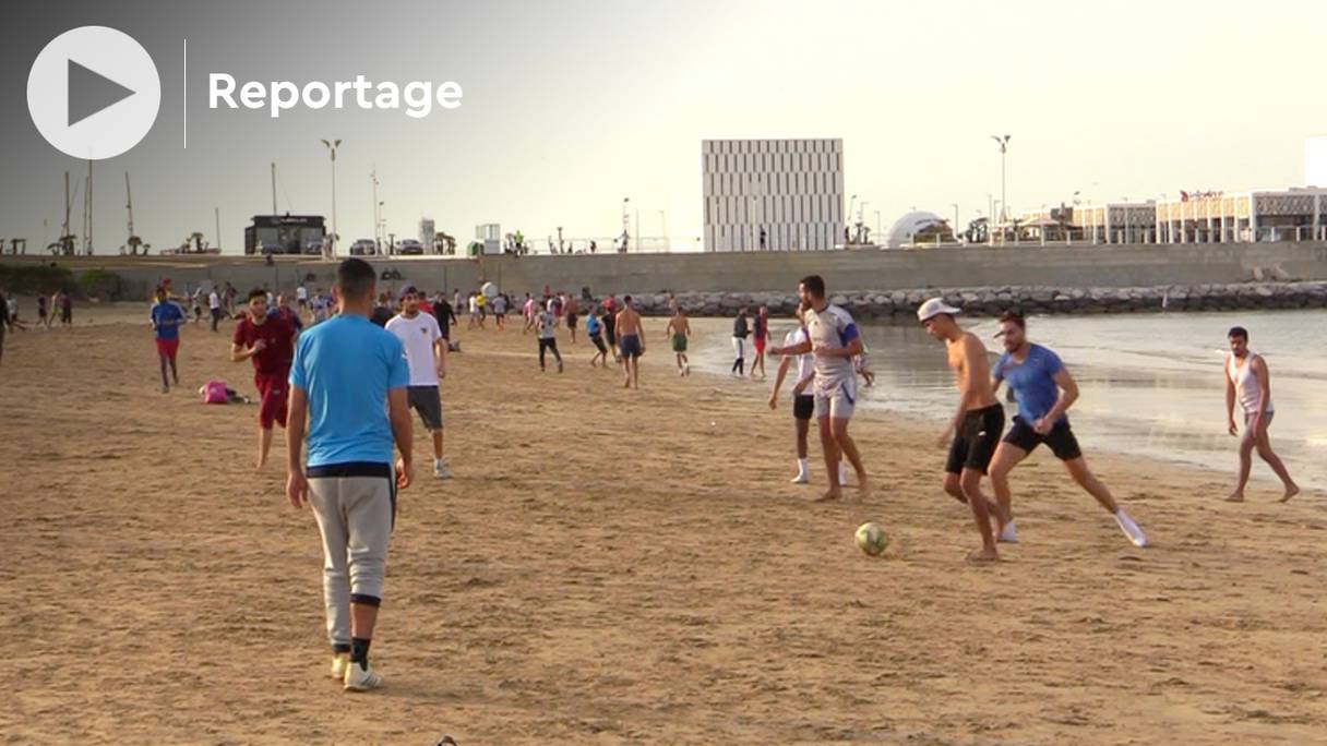 De jeunes Tangérois jouent, en ce ramadan 1443, au beach-soccer, une sorte de football sur le sable. 
