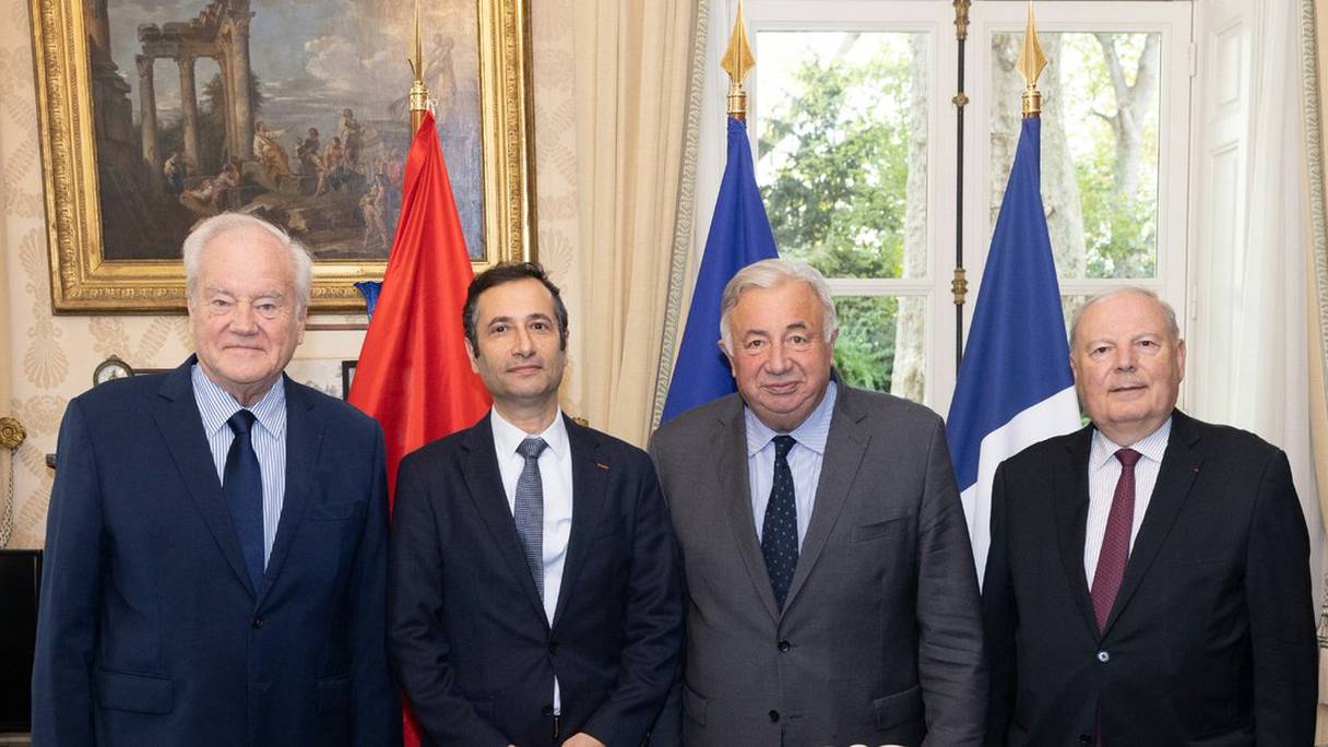 De gauche à droite: Christian Cambon, président du groupe d’amitié parlementaire France-Maroc, Mohamed Benchaaboun, ambassadeur du Maroc en France, Gérard Larcher, président du Sénat, le 27 octobre 2022, au Sénat français, à Paris.

