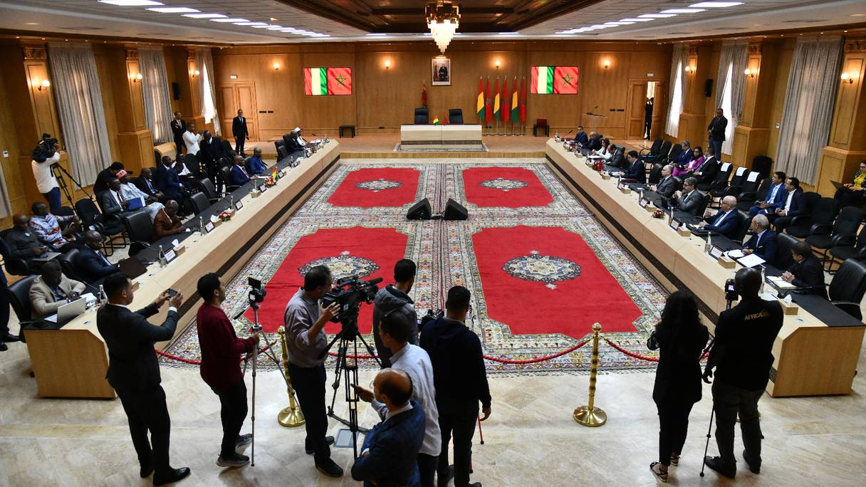 Nasser Bourita et le ministre guinéen des Affaires Etrangères, Morissanda Kouyaté, ont co-présidé, lundi 10 juillet 2023i à Dakhla, les travaux de la 7e session de la Commission Mixte Maroc-Guinée.